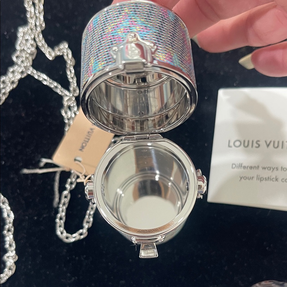 NEW LOUIS VUITTON Limited
Edition Monogram Pop Lipstick Case on Chain - Picture 6 of 9